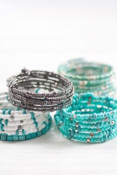 Wire Bead Bracelet Diy, Elastic Bracelets Diy, Diy Beaded Bracelets Tutorial, How To Make Beaded Bracelets, Jewelers Making, Diy Bracelets To Sell, Memory Wire Bracelets Diy, Memory Wire Jewelry, Diy Beading