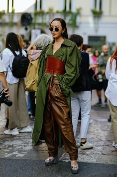 Ethereal Street Style, Big Belt Outfit, Green Street Style, Dramatic Essence, Mom Influencer, Modest Street Fashion, Brunch Outfits Fall, Streetwear Ideas, Head Scarf Styles