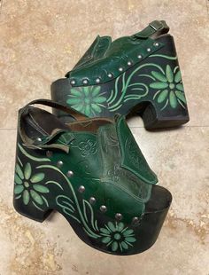 Vintage 70s Platform Clogs Hand Carved Tooled Studs Wood Floral Flower Patchwork Boho Hippie Woodstock Boho - Etsy 70s Platform Shoes, Flower Patchwork, Platform Shoes Sandals, Mrs Hudson, Mode Hippie, Dr Shoes, Estilo Hippie, Funky Shoes, Platform Clogs