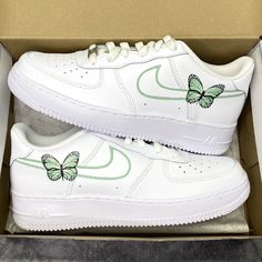 authentic white Nike Air Force 1 custom sneakers hand painted green lines on the swooshes with 1 butterfly on the outsides of the sneakers on the insides of the sneakers green lines on the swooshes All sneakers are made on order, please allow the indicated time for your item to be shipped. If you have any questions about the process time or do you need the sneakers quickly? Just send us a message!   * Be aware of your sneaker size, please in doubt go to the store first * Sneakers color may vary Air Force 1 Butterfly, Air Force 1 Custom, Custom Air Force 1, Baskets Nike, Cute Nike Shoes, Cute Sneakers, Cute Nikes, Shoe Company, Custom Nikes