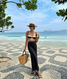 Caribbean Outfit Ideas, One Piece Swimsuit Outfit, Trendy Instagram Outfits, Caribbean Outfits, Beach Fits, Vacay Outfits, Beach Photography Poses, Aesthetic Outfit Ideas