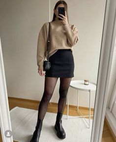 Black Mini Skirt Outfit Winter, Female Office Outfits, Mini Skirt Winter Outfit, Black Leather Skirt Outfit, Mini Skirt Outfit Winter, Leather Mini Skirt Outfit, Black Mini Skirt Outfit, Old Money Fashion, Mini Skirt Outfit