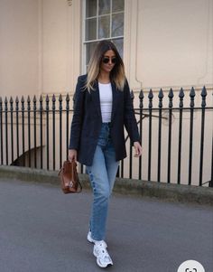 New Balance 530 Outfit, Navy Blazer Outfits, Emma Hill, 90’s Outfits, Trainers Outfit, New Balance Outfit, Blazer Outfit, Blazer Jeans, Neue Outfits