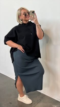 Grey midi skirt with side slit and oversized black hoodie - follow for more outfit ideas! Simple Ootd Ideas, Fall T Shirt Dress Outfit, Hoodie And Midi Skirt Outfit, Cute Dress Down Outfits, Long Ribbed Skirt Outfit, Belly Friendly Outfits, Size 26 Fashion, Tshirt And Maxi Skirt Outfit, Skirt With Hoodie Outfit