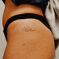 Sun Wave 2-Week-Tattoo Inkster Tattoo Sonne, Beachy Tattoos, Om Tattoo, Petite Tattoos, Cute Tattoos For Women, Classy Tattoos, Discreet Tattoos, Waves Tattoo, Sun Tattoo