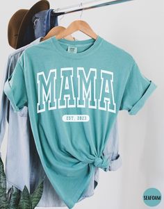 "Comfort Color Mama Est 2023 Shirt, Gift for Pregnant Wife/Sister/Friend, Pregnancy Announcement Outfit, Mommy To Be Shirt, Expecting Mama T-Shirt, Cute Mom Shirt, Mother's Day Gift for New Mom, Mom Life Shirts ✧ WHY  YOU'LL  LOVE IT ✧  ⋒ Comfort Colors® tees are garment-dyed shirts that are timeless classics and will never pile.  ⋒ Trendy retro vintage look and gorgeous colors.  ⋒ Amazingly soft and comfy. Perfect with any shorts, skirts, jeans, leggings, or nothing but undies around the house. Mom T Shirts Vinyl, Family Cricut Shirts, Mama T Shirt Ideas, Mother’s Day Shirt Idea, Cute Mama Shirts, Mama Graphic Tees, Mom To Be Shirts, Mama Tshirt Ideas, Green T-shirt With Letter Print For Mother's Day