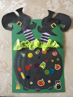 Witch Craft Toddler, Halloweenpyssel Barn, Halloween Lesson Plans, Halloween Party Craft, Halloween Lesson, Bricolage Halloween, Halloween Crafts Preschool, Kindergarten Art Projects, October Crafts