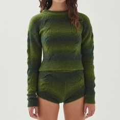 Jersey corto de punto en degradado verde
Tejido en un efecto de degradado verde, el jersey Aspen cuenta con una silueta corta acentuada por dobladillos acanalados y detalles de punto de ochos, cuello redondo y puños. Para un conjunto coordinado, completa el look con los shorts a juego Monte. Green Ombre, Ombre Effect, Matching Shorts, Cable Knit Sweater, Green Sweater, Equatorial Guinea, British Indian, Cropped Sweater, Maldives