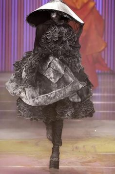 John Galliano couture |- o desfile q mais amo na vida S/S 2002-03                                                                                                                                                     More Weird Fashion, Naomi Campbell, Runway Pictures, John Galliano, Fantasy Fashion, Character Outfits, Fashion Week Spring