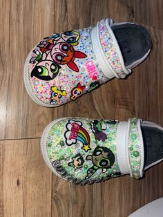 Personalized powerpuff girl crocs. Made to order. Diy Shoe Designs, Crocs Inspiration, Customized Crocs Shoes, Croc Fashion, Shoe Games, Croc Designs, Bedazzled Crocs, Croc Ideas, Designer Crocs