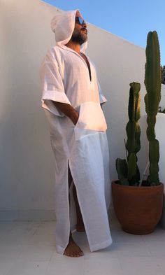 Men's caftan with hood White linen fabric small/medium/ large / xlarge / 2XL / 3XL /4XL size options Linen robe for surfers Kangaroo pocket %100 linen V neck Feel free to ask for customization to visit my shop: www.etsy.com/shop/mnouss/ worldwide fast shipping All White Mens Outfit, Hooded Kaftan, Jalabia Styles, Kaftan For Men, Mens Traditional Wear, Linen Kaftan, Greece Fashion, Caftan Tunic, Hippie Lifestyle