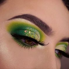 Eye makeup Green Glitter Makeup, 2024 Makeup, Trending Makeup, Airbrush Designs, Glitter Makeup, Green Glitter, Eyeshadow Looks, Colorful Makeup