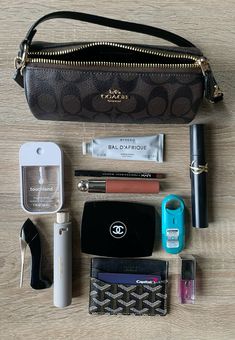 Coach Bag Aesthetic, What's In My Bag Aesthetic, In My Bag Aesthetic, Makeup Bag Aesthetic, Country Jeans, Bag Contents, Everyday Bag Essentials, What's In My Purse, What's In My Bag