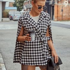 Reposhing This Item I Purchased From @Bellanblue. Loved It, But Ready To Rotate For Something New. Questions? Leave A Comment Below! Houndstooth Jacket Outfit, Mantel Cape, Daily Street Style, Gucci Coat, Houndstooth Jacket, Chic Type, Black Houndstooth, Cape Sleeves, Mode Casual