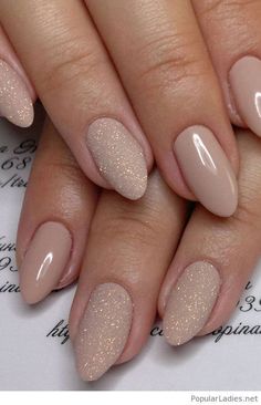 If you're looking for neutral nail designs, this post has them. These designs are done on acrylic nails, but you can be done on real nails. Ongles Beiges, Stars Nails, Neutral Nail Designs, Glitter Polish, Glitter Gradient, Nude Nail Designs, Smink Inspiration, Colorful Nails, Clear Top