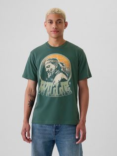 Soft cotton-blend graphic T-shirt.  Crewneck.  Short sleeves.  Willie Nelson graphic at front.  * Fit: Classic.  A straight & easy fit.  Hits at the hip.  Models are 6′1″–6′2″ 185 cm–188 cm) with a 31″ 79 cm) waist & 32–33″ 81 cm–84 cm) inseam & are wearing Gap Gap T-shirt With Letter Print For Streetwear, Gap Casual Relaxed Fit T-shirt, Gap Graphic Print T-shirt For Streetwear, Gap Short Sleeve Graphic Print T-shirt, Gap Short Sleeve Graphic T-shirt, Gap Summer Streetwear T-shirt, Gap Tops For Summer Streetwear, Gap Graphic Print T-shirt, Gap Graphic Tee With Graphic Print