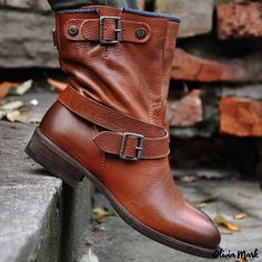 Olivia Mark - Classic Martin Boots with Retro Thick Heels and Pointed Leather Toe Cover for Motorcycle Riders Tommy Hilfiger Boots, Leather Motorcycle Boots, Boots Cognac, Popular Boots, Flat Booties, Engineer Boots, Low Heel Boots, Leather Boots Women, Martin Boots