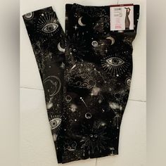 No Boundaries Small (3-5) Women's Juniors Sueded Ankle Leggings Celestial 81% Polyester 10% Spandex 9% Recycled Polyester Machine Wash Cold Bright Leggings, Skull Leggings, Halloween Leggings, Christmas Leggings, Winter Print, White Leggings, Leggings Sale, Black Christmas, Knit Leggings