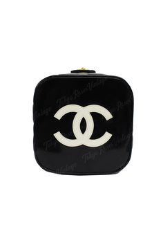 Vintage Rectangular Bag With Cc Turnlock Closure, Vintage Black Bag With Cc Turnlock Closure, Vintage Chanel Clothing, Vintage Designer Handbags, Vintage Chanel Bag, Heart Mirror, Chanel Outfit, Roses Vintage, Mirror Vanity