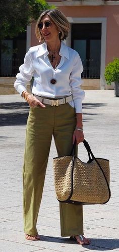 Ropa Shabby Chic, Stylish Outfits For Women Over 50, Pull Gris, Stylish Clothes For Women, Casual Chic Outfit, Fashion Mistakes, Looks Chic