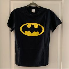 Nwot (New / Never Worn) Black Batman T-Shirt. Perfect For A Casual Look Or Lounging Around The House! Bundle & Save - Please Message With Offers Basic Yellow T-shirt With Graphic Print, Yellow Basic Pre-shrunk T-shirt, Basic Yellow Pre-shrunk Tops, Black Batman, Batman Shirt, Batman T Shirt, Tops Black, Casual Look, Wearing Black