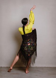 Beautiful Manila shawl of the so-called fly wing type in black with very fine hand-made embroidery in bright colours (green, blue, pink, red, white, etc.), among which flowers, plants and birds of paradise can be seen. The main embroidery is grouped in two opposite corners. The "fly wing" shawls are practically the oldest ones that are preserved and have light fringes, as corresponds to their age. Their main characteristic compared to other more modern shawls is that at this time silk was still Light Fringe, Rose Rouge, Flowers Plants, Birds Of Paradise, Bright Colours, Shawls And Wraps, Manila, Pink Red, 19th Century