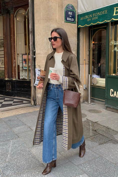 @leasy_inparis styling the Clyde Trench in Paris. The perfect Parisian-inspired outfit for Spring! How To Make Jeans, Look Boho Chic, Stile Hijab, Trench Coat Outfit, Skandinavian Fashion, Chique Outfits, Outfit Chic, Looks Party