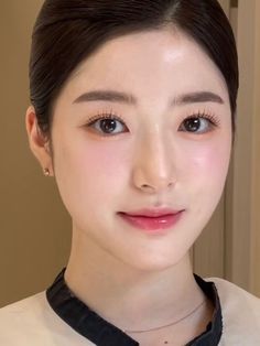 Makeup Wedding Guest Natural, Korean Bridesmaid Makeup, Japanese Makeup Looks Natural, Pretty Korean Makeup, Pinkish Makeup Looks, Soft Pink Makeup Looks Natural, Makeup Looks Wedding Guest, Korean Pink Makeup, Neutral Tone Makeup