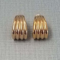 Boucles d'oreilles GIVENCHY, clips vintage en métal doré #BouclesClips #BijouxGivenchy #FormeAllongée #Givenchy #BijouxVintage #BouclesMétalDoré #BouclesDoreilles #BouclesPendantes #BouclesDesign #BijouxDesign Clip Earrings Vintage, Classic Gold-tone Drop Clip-on Earrings, Vintage Gold Plated Clip-on Earrings For Formal Occasions, Vintage Yellow Gold Plated Clip-on Earrings, Retro Yellow Gold Formal Earrings, Formal Gold-tone Metal Hoop Earrings, Classic Metal Drop Clip-on Earrings, Classic Metal Clip-on Earrings, Classic Gold Clip-on Earrings For Formal Occasions