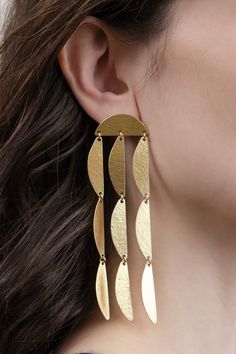 The Mini Rain Earrings in Gold Vermeil are intricately designed with a mill-textured finish using paper. These earrings have an exquisite and refined aesthetic, perfect for any occasion. Moma Shoes, Annie Costello Brown, Rain Earrings, Farmhouse Pottery, Refined Aesthetic, Earrings In Gold, Gold Geometric, Brass Jewelry, Bar Accessories