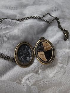 Materials used: Brunette and blonde women's hair This is my attempt to revive the Victorian art of mourning jewellery, popular in the 19th century. My piece is not ancient, coming from these times! It's made in 2024, but in Victorian style.  Inside the locket, you'll find pieces of hair which I combined together to create a chequered pattern.  Find me on social media for more exclusive photos and sneak peeks! Custom orders are also open, just hit me in DM here or on IG: @sick.amore.art Ethics: N Brown Victorian Jewelry Gift, Victorian Brown Necklace For Gift, Handmade Victorian Locket Necklace For Memorial, Hair Artwork, Victorian Hair, Victorian Hairstyles, Claw Necklace, Women's Hair, Victorian Art