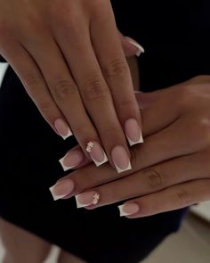 Nails My Boyfriend Will Like, Nails Design For Wedding Guest, Short Square Gel X Nail Designs, Clean Square Nails, French Nails Design 2024, Mail Inspo 2024, Nails Ballerina Medium, Nail Inspo Acrylic Square, French Tip With Gems