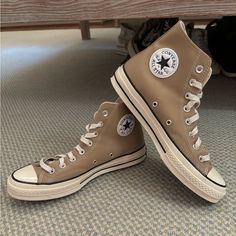 Brand New Size 10.5 Women Outfits With Beige Converse, Brown Converse Aesthetic, Light Brown Converse, Fall Converse, Tan Converse, Beige Converse, Converse Platforms, Beige Shoe, Brown Converse