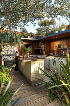 A cozy small Mediterranean courtyard with stylish outdoor furniture and lush green plants. Garden Provence, Mediterranean Courtyard, Garden Furniture Ideas, Front Garden Ideas