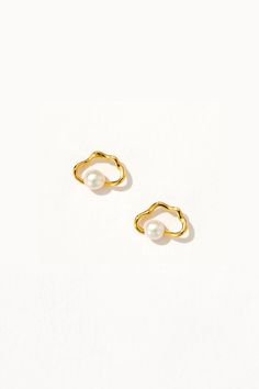 Step up your earring game with the Geometric Tiny Pearl Stud Earrings. Sleek, stylish, and oh-so-chic, these earrings are the perfect finishing touch to any look. Stack them with your favorite studs or wear them solo for a minimalist vibe. Handcrafted in 18k gold vermeil with tiny freshwater pearls, they're a must-have addition to your jewelry collection. Chic Cartilage Earrings As A Gift, Chic Metal Pearl Earrings For Pierced Ears, Chic Hypoallergenic Metal Earrings, Chic Sterling Silver Pearl Earrings For Gifts, Minimalist Vibe, Gemstone Earrings Gold, Pearl Gemstone, Pearl Stud Earrings, Pearl Studs