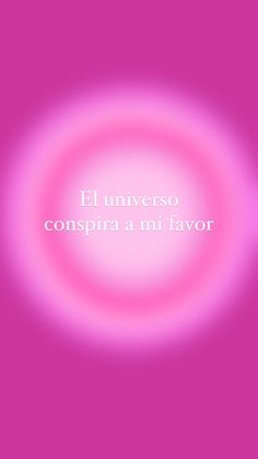 a pink background with the words el univero conspira a mi favors