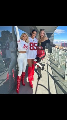 Women’s Football Jersey Outfit, Georgia Football Game Outfit, Sec Gameday Outfits Football, Nfl Wife Outfits, Nfl Game Day Outfit Woman, Mlb Wife, Nfl Wags, Nfl Wives, College Gameday Outfits