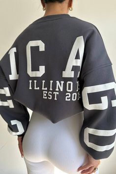 Chicago Oversize Sweatshirt – PIRAL Chicago Print, Oversize Sweatshirt, Curvy Women Jeans, Hoodie Outfit, Really Cute Outfits, Printed Denim, Cargo Jeans, The Model, Oversized Sweatshirt