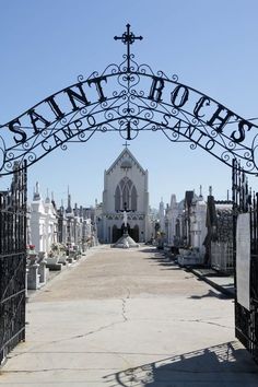 the entrance to an old cemetery in new orleans, la with text overlay that reads 35 hours in new orleans