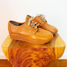 À VENDRE ORIGINALS DEADSTOCK vintage des années 1970 Taille 6,5 Chaussures richelieu à lacets butternut et semelle en gomme Rien de plus groovy ! SUPER RARE  Il s'agit de chaussures compensées WILD vintage des années 70 par E.S. Des ORIGINAUX dans une belle couleur butternut ! Jamais portée et belle. Semelle compensée striée, gomme. Lacets cordonnets. Ces richelieus à nez retroussé sont parfaits avec un jean et des t-shirts ! Super chouette aussi avec des collants aux couleurs vives et des jupes 70s Platform Shoes, Snub Nose, Brogues Shoes, Vintage Shoes Women, Wrap Skirts, Colored Tights, Cord Lace, Tan Shoes, Brogue Shoes