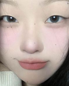 Face Moles Aesthetic, Moles On Face, Monolid Eye Makeup, Red Moles, Monolid Eyes, Monolid Makeup, Skin Moles, Douyin Makeup, Ethereal Makeup