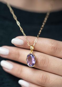 Add a hint of color to your jewelry collection with our classic oval Amethyst gold necklace handmade in .925 silver base and thick 18k gold vermeil. This classic with a touch of modern necklace features a single 14mm x 10mm deep purple genuine amethyst set in a sturdy bezel setting. Comes with flat cable chain to create a unique look in the length of your choice.  DETAILS: * Dimensions: Stone - 14mm x 10mm, Pendant total length 23mm * Material: 925 sterling silver base, natural genuine amethyst Gold Amethyst Necklace, Freyja Goddess, Amethyst Jewelry Necklace, Modern Necklace Design, Diy Wire Jewelry Rings, Hot Necklaces, Couples Rings, Goddess Athena, Amethyst Pendant Necklace