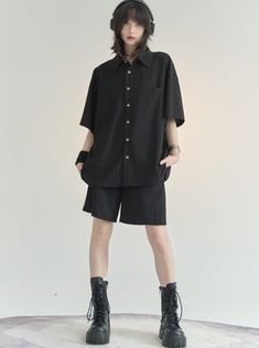 ❤over boyish shirt❤︎ Black And White Outfits Tomboy, Boyish Women Outfits, Outfits To Wear With Overalls, Oversized Clothes For Women, Tomboy Shirt Outfit, K Pop Street Style, Baggy Shirt Reference, Oversized Black Collared Top, Black Relaxed Fit Button-up Shirt