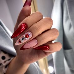 Unas uñas largas de color rojo metálico con incrustaciones de piedras. #uñaslargas #uñasrojas #uñasdecoradas #decoraciondeuñas #manicura Cutepolish Nails, Bella Nails, Nail Pops, Uñas Acrilicas, Christmas Nail Designs, Color Rojo, Fall Nails, Red Nails, Christmas Nails