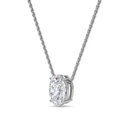 Una hermosa gema está engastada en este elegante colgante, que se desliza suavemente a lo largo de una brillante cadena tipo cable. Oval Diamond Pendant Settings, Oval Diamond Necklace Pendant, Formal Oval Diamond Cut Necklace, Formal Oval Diamond Cut Necklaces, Luxury Oval Necklace With Prong Setting, Luxury Oval Diamond Cut Necklace, White Gold Diamond Cut Necklace With Oval Pendant, Luxury Oval Cubic Zirconia Necklaces, Luxury Oval Necklace With Brilliant Cut