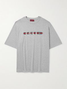 Gucci's unmistakable webbing-inspired stripe weaves through the house's logo on this T-shirt. It's been made in Italy from breathable cotton-jersey and cut for an oversized fit. Gucci Collection, Gucci Outfits, Loungewear Shorts, Home Logo, Short Suit, Mr Porter, T Shirt For Men, Lightweight Jacket, Printed Cotton