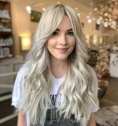 Long Blonde Hairstyle with Beach Waves and Bangs Bangs 2022, Soft Curtain Bangs, Bangs Ideas, Side Curls, Breaking Hair, Bangs For Round Face, Curtain Fringe, Blonde Waves, Curly Hair Types