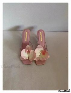 Olivia Mark - Travel Beach Sandals with Floral Decoration, Toe Clip, Square Toe, and High Heel - Summer Strappy Heeled Sandals Dream Birthday, Glamouröse Outfits, Dr Wardrobe, Flower Heels, Heels Pink, Pink Gel, Shoe Wardrobe, Floral Heels, Fancy Shoes