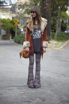 Love this bohemian rock star look 60s Fashion Hippie, Edgy Bohemian, Looks Hippie, Neo Grunge, Flared Bottoms, Hippie Jacket, Look Festival, Tokyo Street Fashion