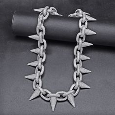 Tuez le jeu avec la chaîne la plus unique !
Le collier Rivet Spike a un design révolutionnaire, unique et sophistiqué, composé de pierres scintillantes serties de griffes. Ce collier est créé pour parler pour vous.
SPÉCIFICATIONS :

Diamants simulés créés en laboratoire AAAA+

Matériau fini : Or 18 k, plaqué or blanc de qualité supérieure

Réglage : Paramètres Micro Pave faits à la main Silver Cuban Link Iced Necklace, Silver Iced Cuban Link Necklace, Iced Silver Cuban Link Necklace, Cuban Link Metal Jewelry For Parties, Silver Cuban Link Necklace For Party, Party Silver Iced Out Chain Necklace, Party Iced Out Silver Chain Necklace, Iced Out Round Necklace For Party, Party-style Iced Out Silver Chain Necklace